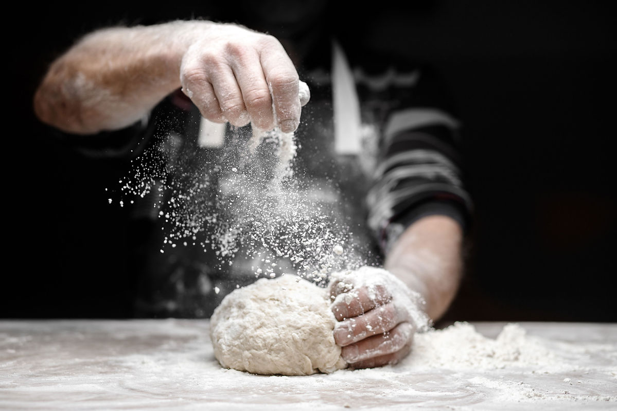 Boulanger préparant son pain