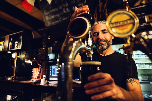 Bartender som häller öl