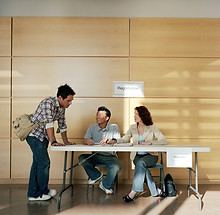 Interaction au comptoir d'inscription