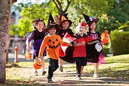 ハロウィーンのコスチュームを着た子供たち