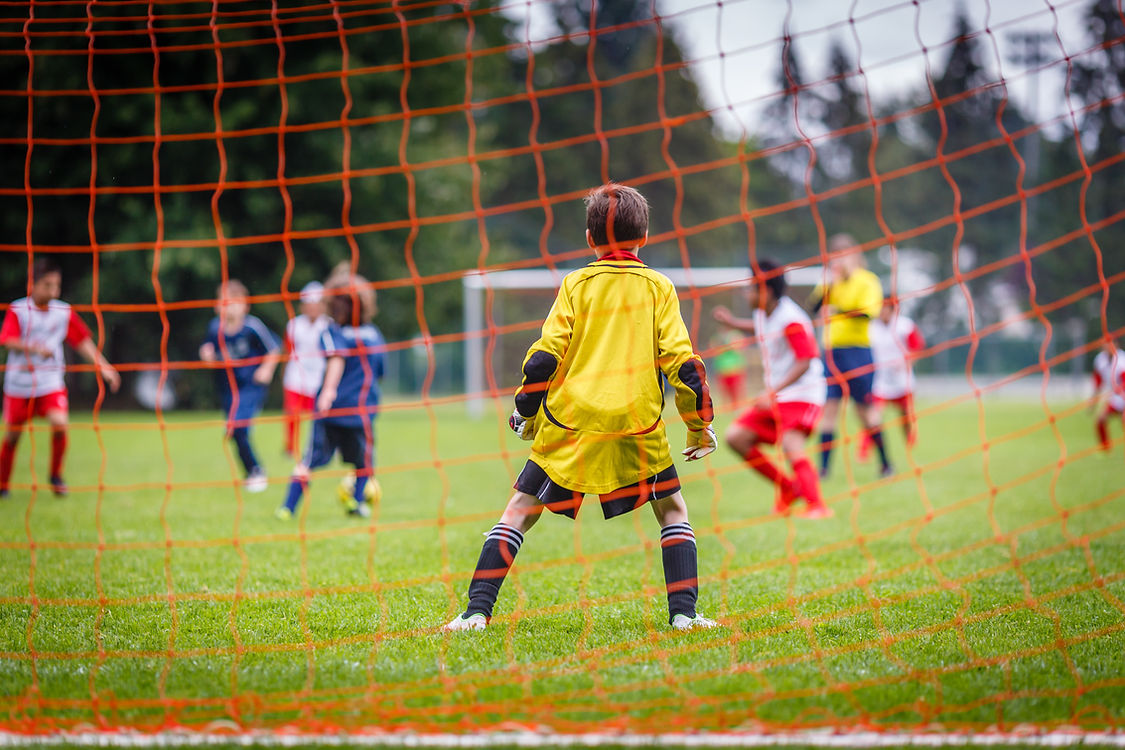 Niños jugando futbol