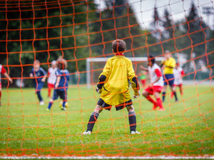 Kinder beim Fussball spielen