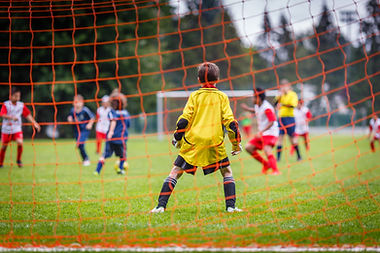 Enfants jouant au football