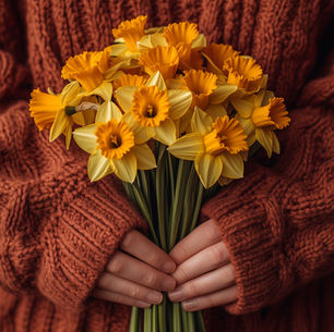 Mujer con un bouquet de flores amarillas