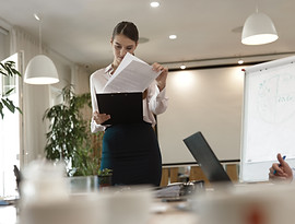 Femme examinant des documents
