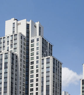 Apartamentos frente al cielo azul