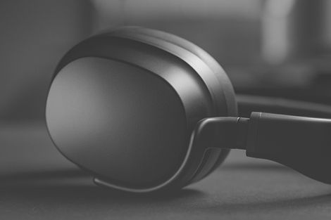 Fones de ouvido modernos pretos