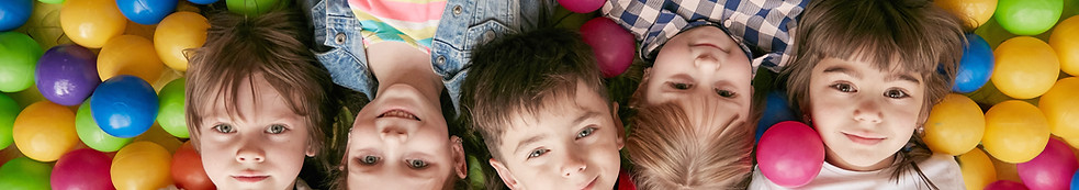 Kinder im Indoor-Spielplatz