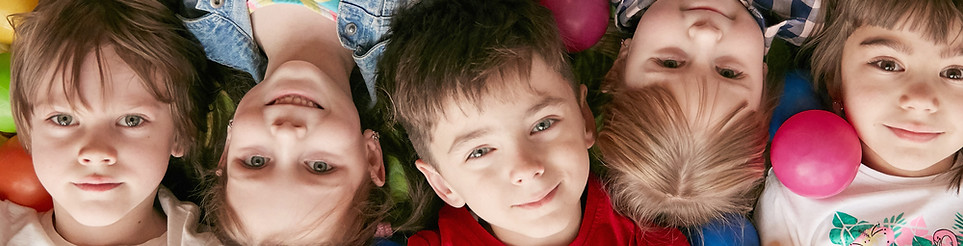 Kinder auf Spielbällen