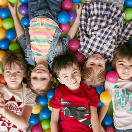 Crianças, em, indoor, pátio recreio