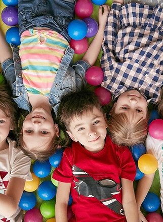 Kinder im Indoor-Spielplatz