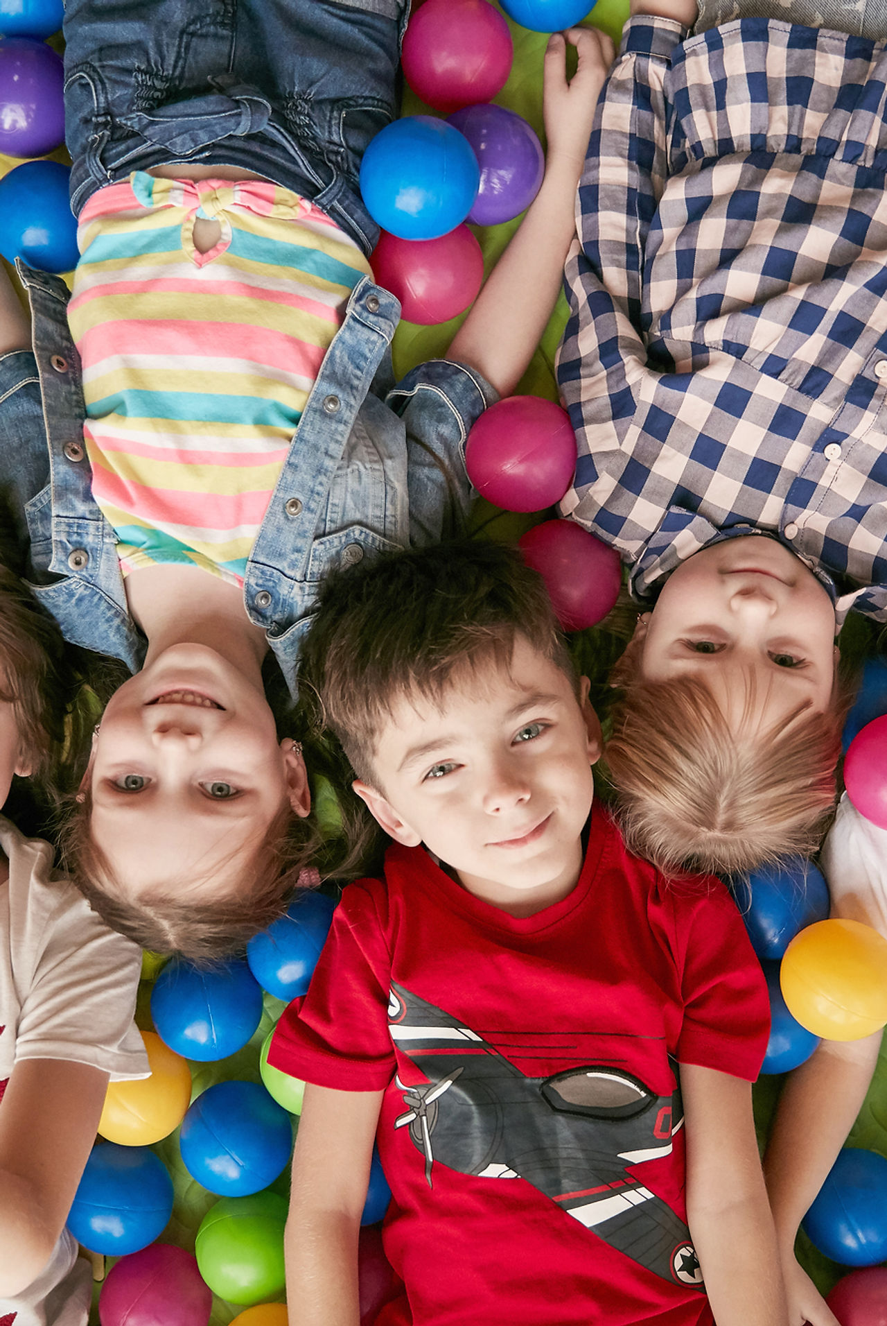 Bambini nel parco giochi al coperto
