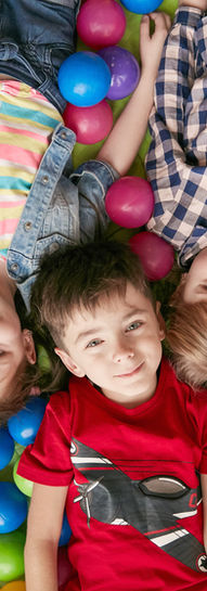 Cinco crianças e bolinhas coloridas - Brinquedos