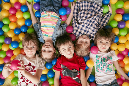 Enfants dans la cour intérieure