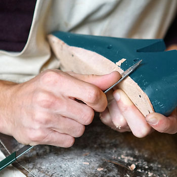 Métier artisanal sur les chaussures