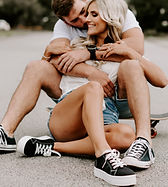 Couple assis dehors