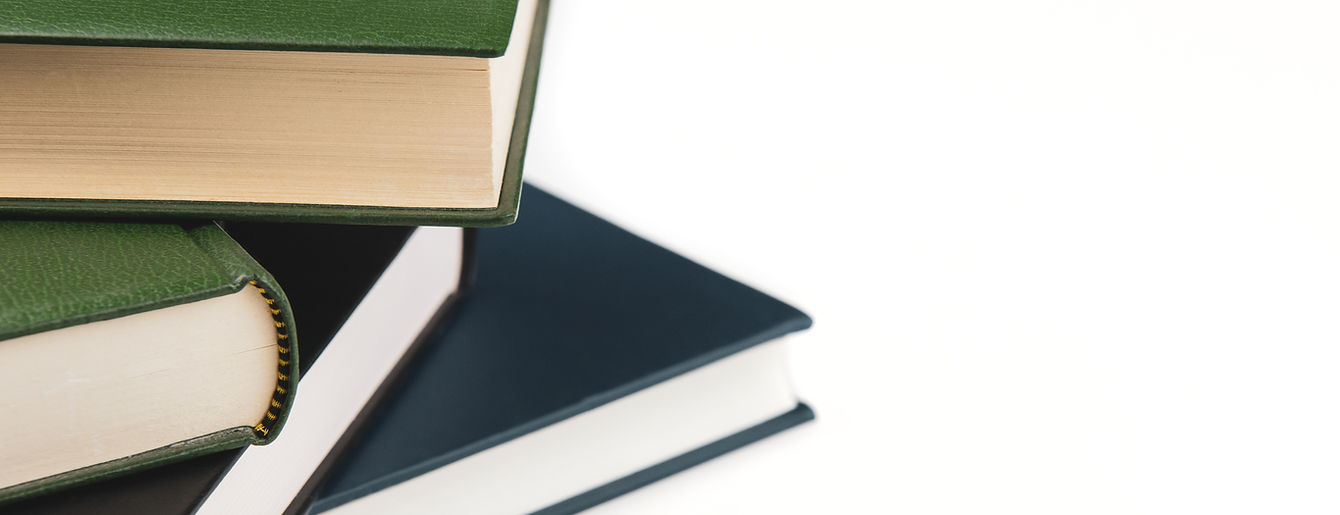 Libros de tapa dura apilados
