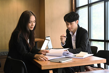 Bir erkek ve bir kadın iş hakkında tartışmak