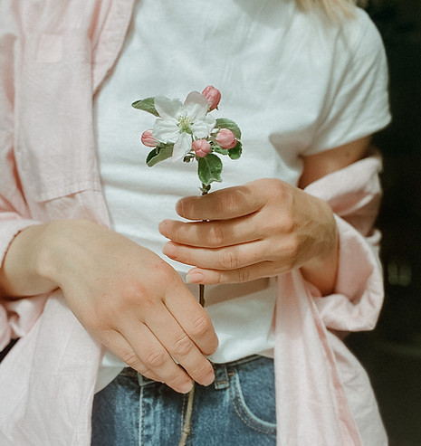 Mains tenant une fleur