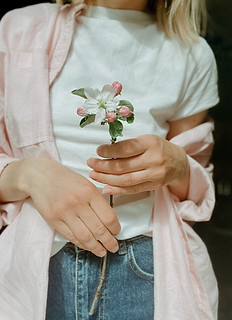 Sosteniendo una flor