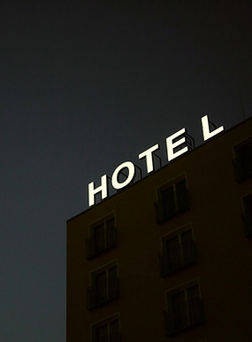 Hotelschild bei Nacht
