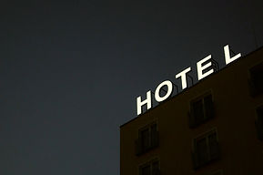 Sinal de hotel à noite