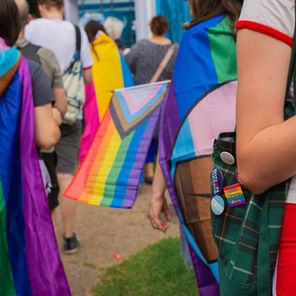 O medo do cancelamento superando o lucro das empresas: Por que as grandes marcas estão abandonando a parada LGBT?
