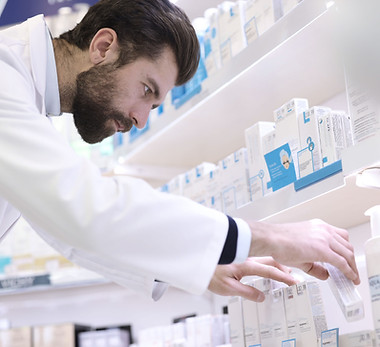 Apotheker organisiert Regal