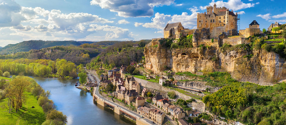 A town on the banks of the River Dordogne