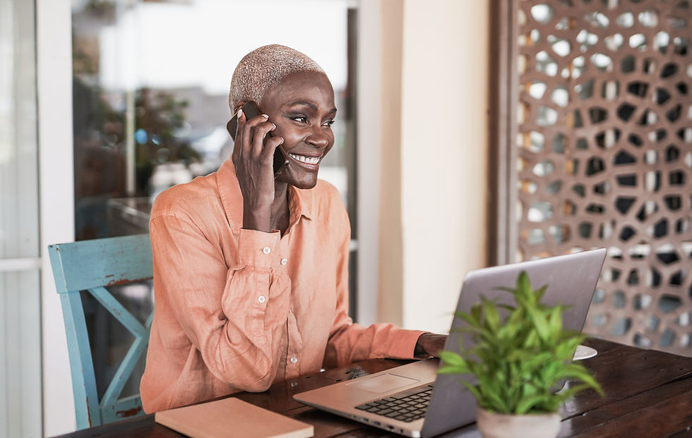 Mulher usando laptop