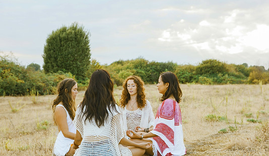 Meditación-Círculo-en-Campo