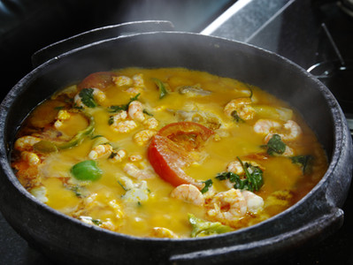 Todos os ingredientes necessários para uma moqueca e camarão