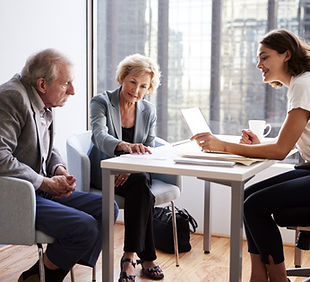 pareja sentada con asesor financiero