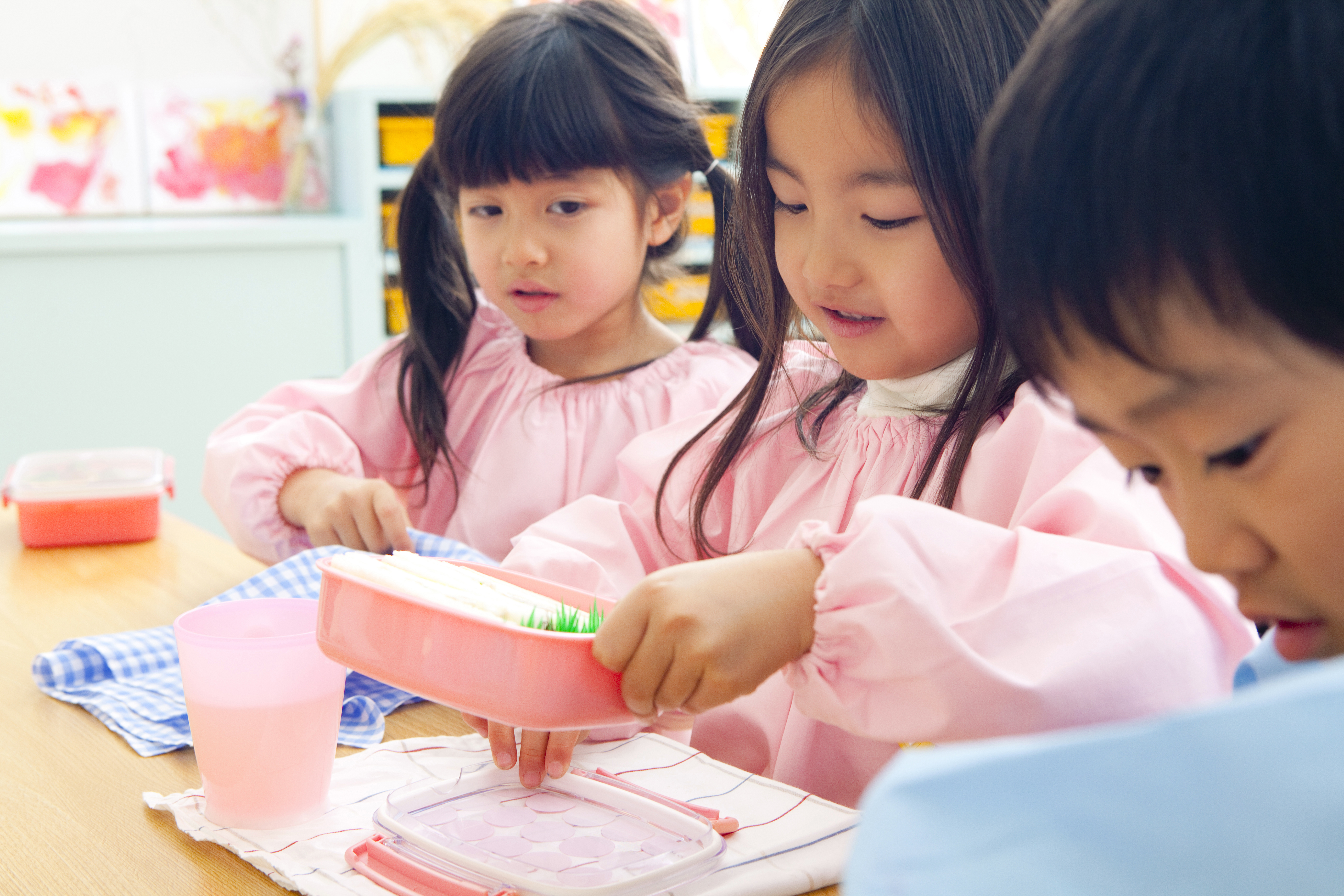 お弁当を食べる子供たち