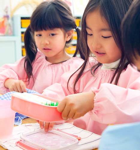 お弁当を食べる子供たち