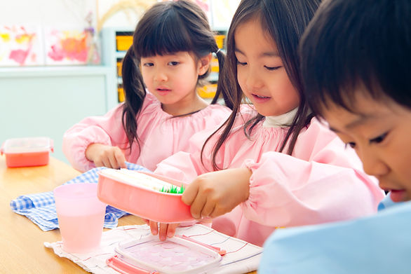お弁当を食べる子供たち