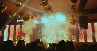 Scène de fête en boîte de nuit
