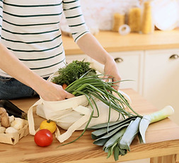 Femme, déchargement, épicerie