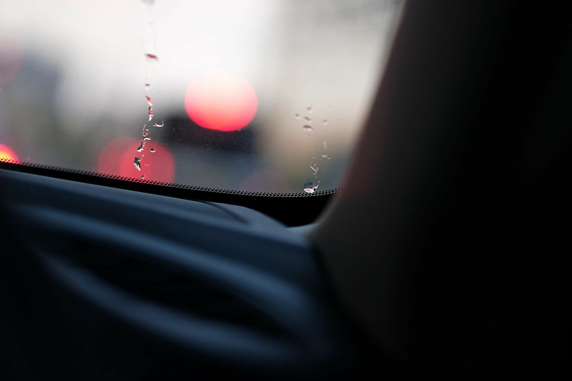 Pingos de chuva na janela do carro