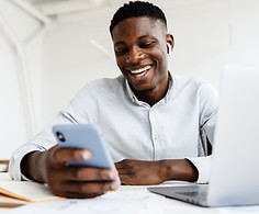 Aluno jovem tendo aulas pelo celular