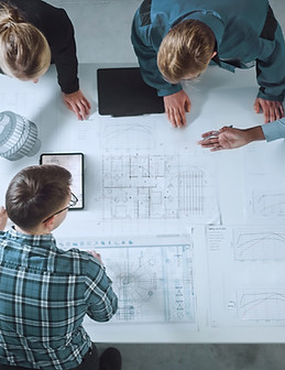 Équipe d'ingénieurs industriels