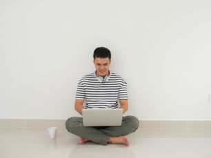 Profesional estudiando en línea para fortalecer su perfil laboral mediante educación continua