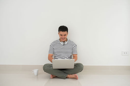 Homme sur son ordinateur portable