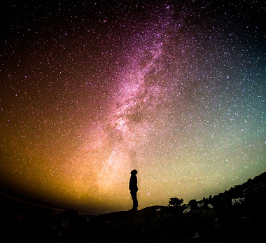 Observateur d'étoiles sous la Voie lactée