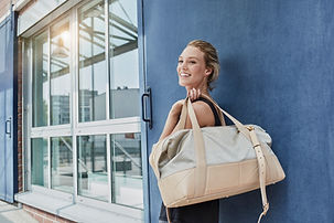 Mujer con bolsa de deporte