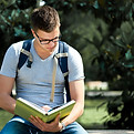 Studente che studia all'aperto
