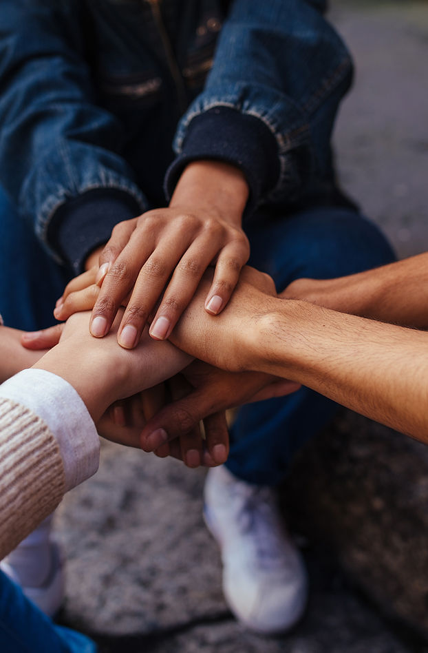 Hände-die-Einheit-zeigen-stark-durch-Familienberatung-unterstützung-für-eltern-durch-Familientherapie-gemeinsam-in-der-Partnerschaft-wachsen-begleitung-in-der-Paartherapie-in-der-Nähe-in-Uelzen-Landkreis-Lüneburg