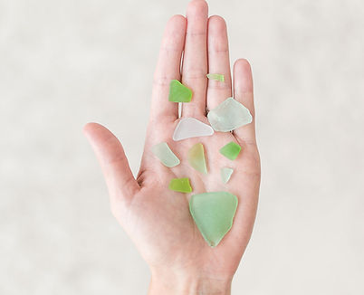 シーグラスを持つ手