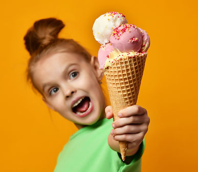 拿著冰淇淋的女孩