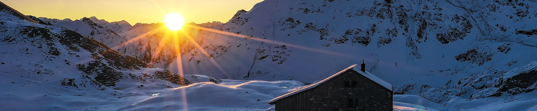 Sonnenuntergang über der Berghütte